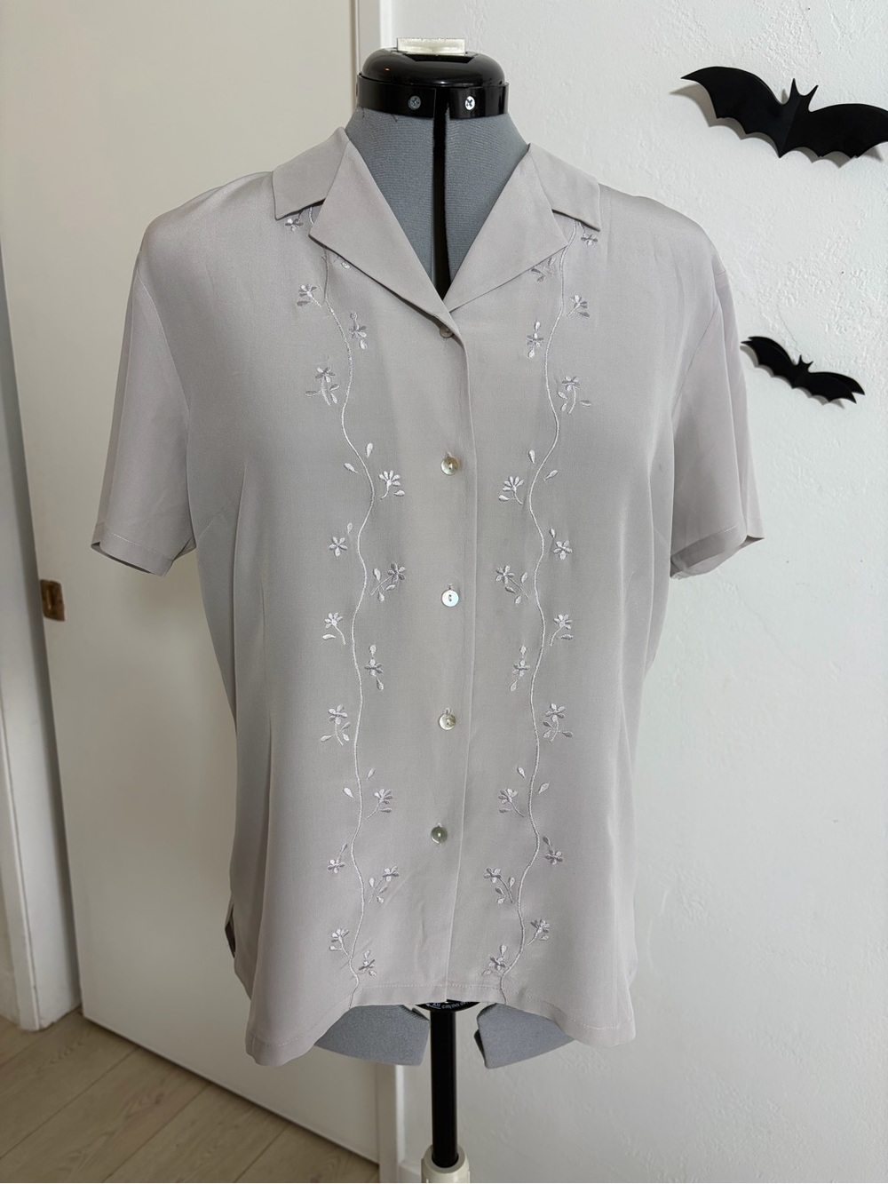 Allison Taylor 100% Silk Gray Embroidered Button Up Blouse Size L
